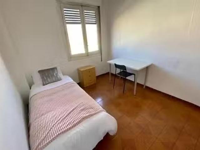 Bonito Habitación en Calle de Antonio López, Moscardó