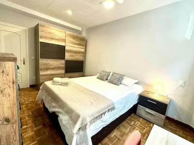Bonito Habitación en Calle de Carlos Martín Álvarez, Puente de.