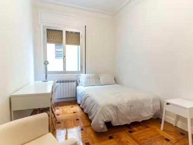 Único Habitación en Calle de los Desamparados, Cortes