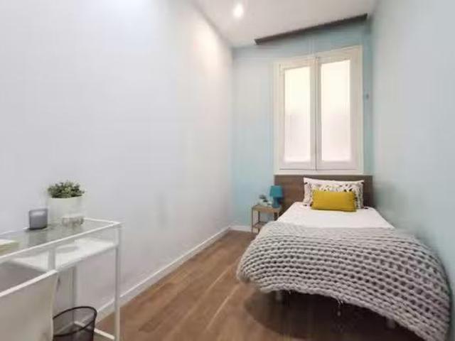 Barato Habitación en Calle de Valencia, Embajadores