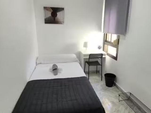 Encantador Habitación en Calle Ronda de Panaderos, Norte