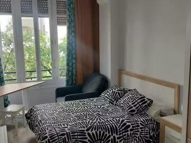 Encantador Habitación en Carrer de Borriana, Gran Via