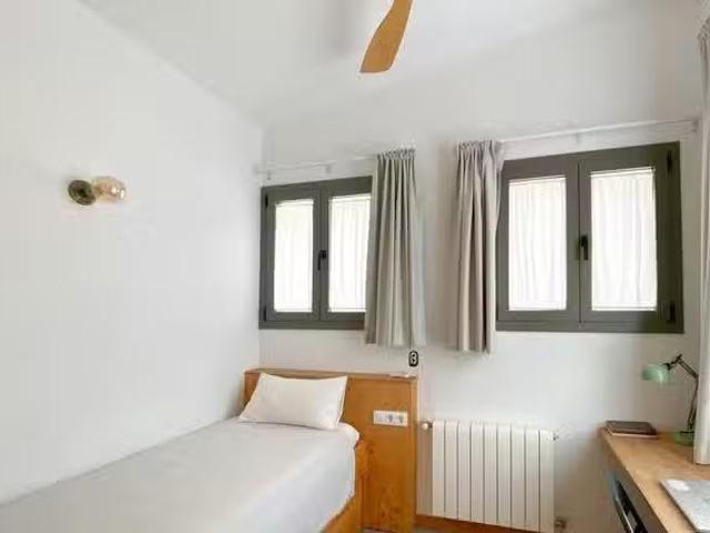 ¡Recién llegado! Habitación en Carrer de l'Encarnació, El Baix.