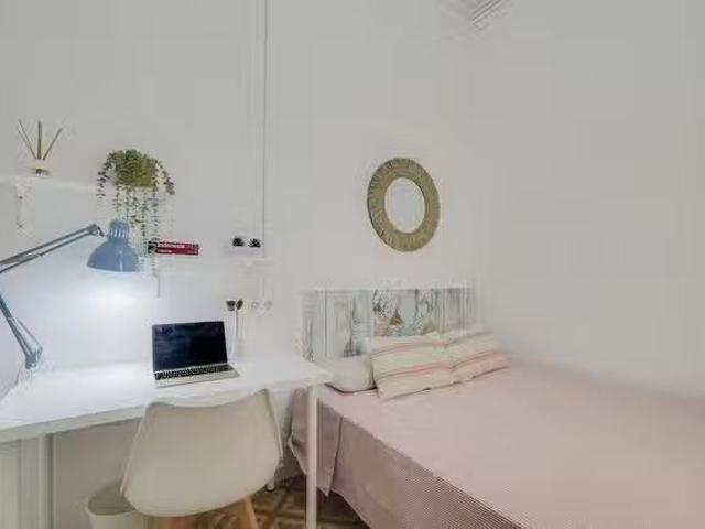 ¡Recién llegado! Habitación en Carrer de l'Encarnació, Gràcia