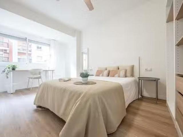¡Recién llegado! Habitación en Carrer de l'Escultor Josep Capu.