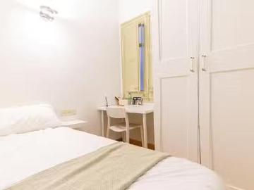 Acogedor Habitación en Carrer de Muntaner, Sant Gervasi la Bon.