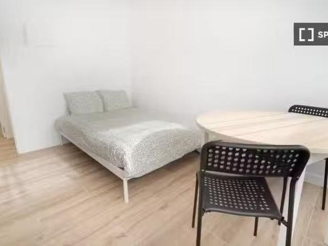 ¡Recién llegado! Habitación en piso compartido de 5 habitacion.