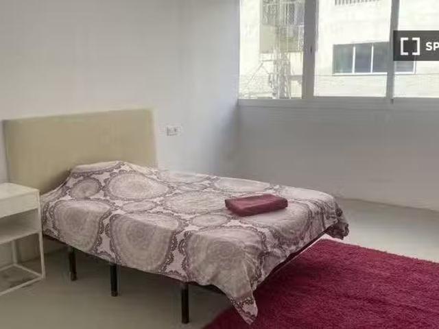 ¡Oferta! Habitación en piso compartido de 6 habitaciones en el.