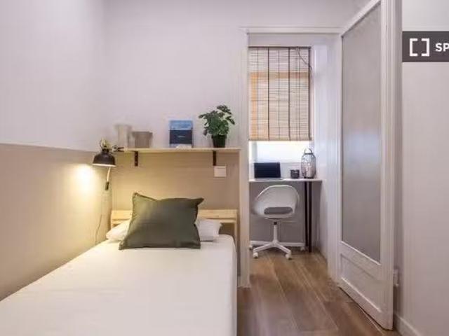 Acogedor Habitación en piso compartido de 7 habitaciones en La.