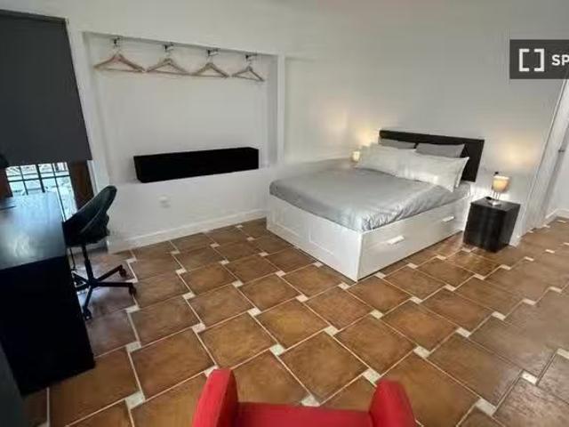 ¡Oferta! Habitación en piso compartido de 9 habitaciones en Má.
