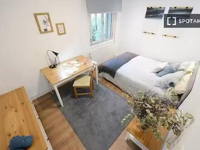 Encantador Habitación en piso compartido en Bilbao con balcón.