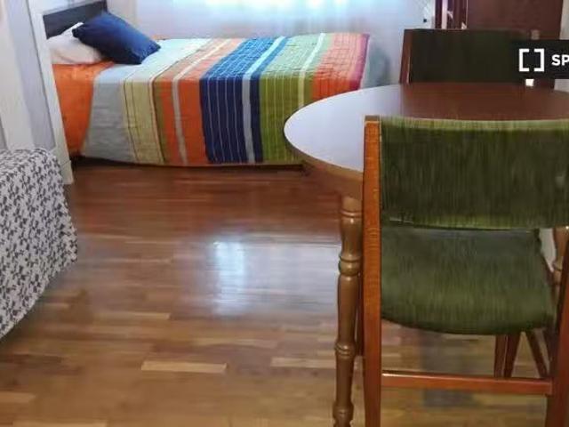 ¡Recién llegado! Habitación en piso de 3 habitaciones en alqui.