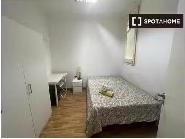 Acogedor Habitación en piso de 10 habitaciones en L'Esquerra d.