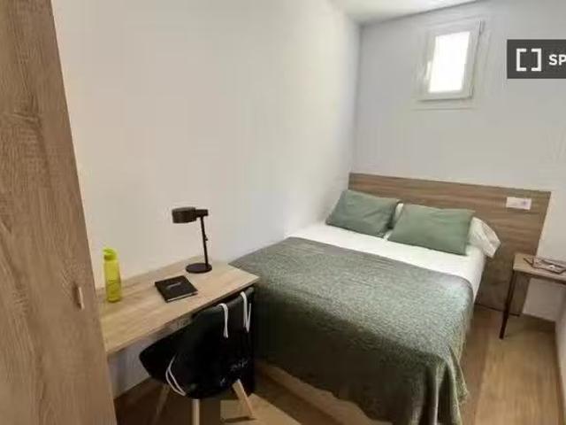 Único Habitación en piso de 10 habitaciones en San Diego, Madrid
