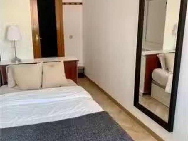 Único Habitación en piso de 7 habitaciones en alquiler en Gazt.
