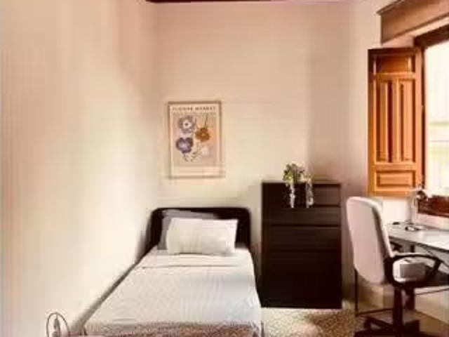 ¡Recién llegado! Habitación en un apartamento compartido de 6.