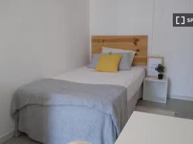 Único Habitación luminosa en apartamento de 5 dormitorios en G.