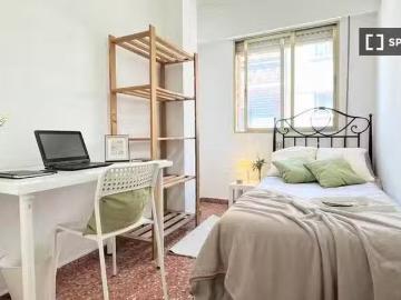 Acogedor Habitaciones en alquiler en el apartamento de 5 dormi.