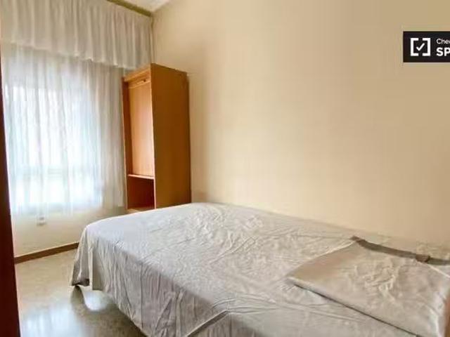 Encantador Habitaciones en apartamento de 4 dormitorios en Alg.