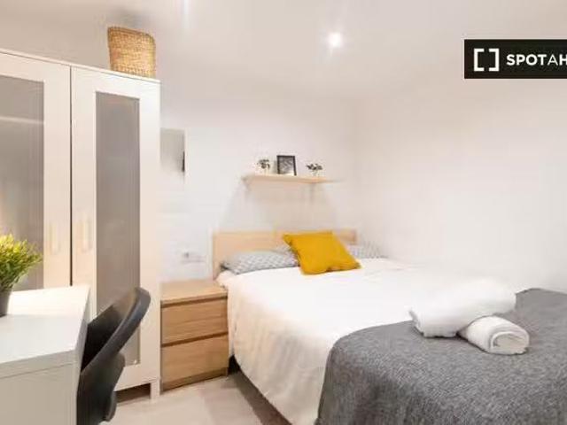 ¡Oferta! Habitaciones en piso de 5 habitaciones en Barcelona P.