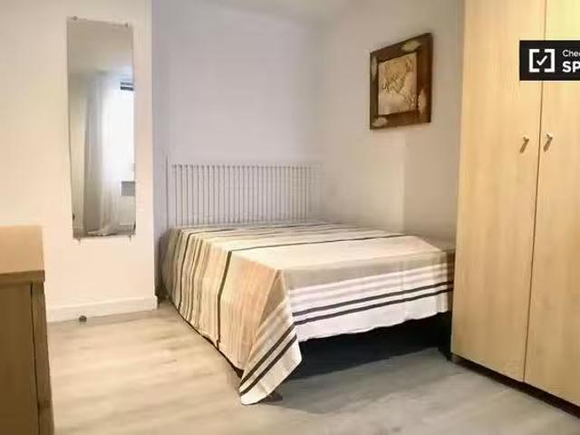 Bonito Moderna habitación en apartamento de 6 dormitorios en T.