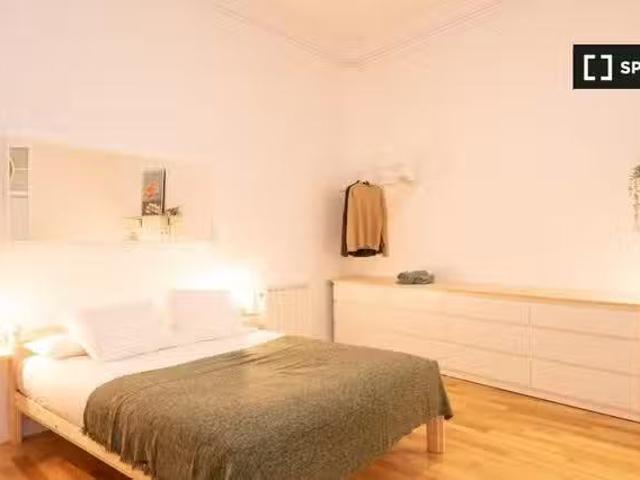 Bonito Se alquila habitación con baño en piso de 8 habitaciones