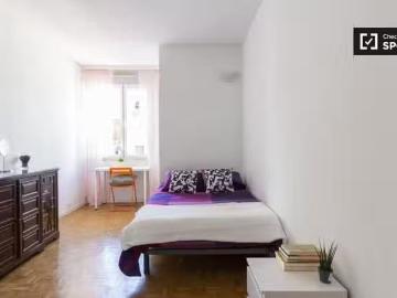 ¡En alquiler! Se alquila habitación dinámica en piso de 9 habi.