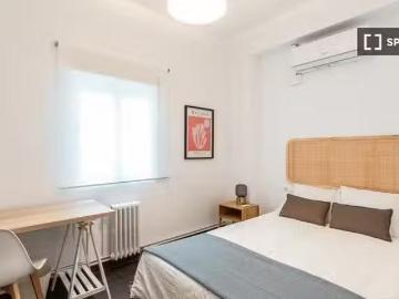 ¡Recién llegado! Se alquila habitación en apartamento de 7 dor.