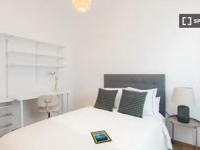 Acogedor Se alquila habitación en apartamento de 4 dormitorios.