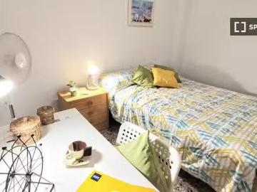 Nuevo Se alquila habitación en apartamento de 4 dormitorios en.