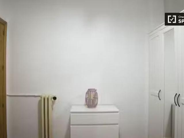 ¡Renta! Se alquila habitación en apartamento de 5 dormitorios.