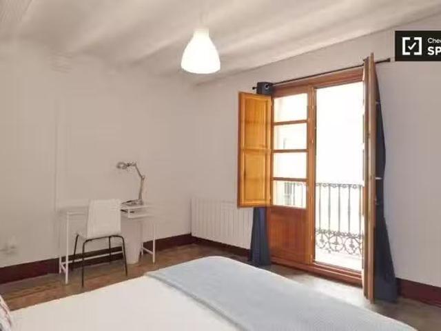 Nuevo Se alquila habitación en apartamento de 5 dormitorios en.