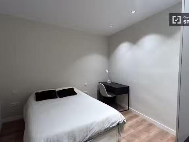 Acogedor Se alquila habitación en piso de 4 dormitorios en Grà.