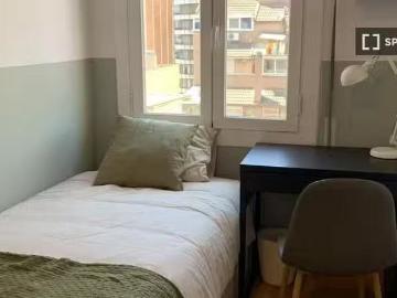 Nuevo Se alquila habitación en piso de 4 dormitorios en Barcel.