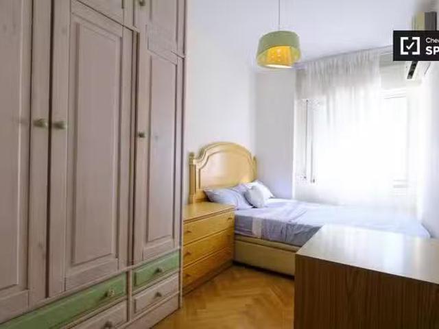 Acogedor Se alquila habitación en piso de 4 dormitorios en Vil.