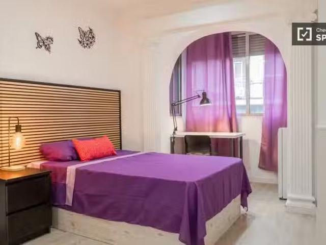¡Renta! Se alquila habitación en piso de 4 dormitorios en Cara.