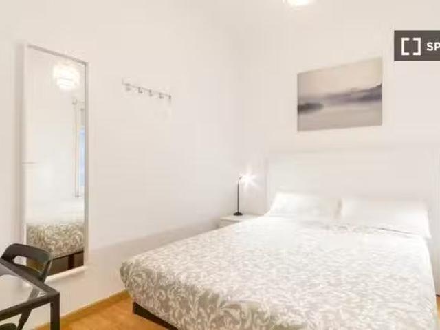 Bonito Se alquila habitación en piso de 5 habitaciones en Barc.