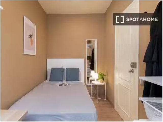 ¡Oferta! Se alquila habitación en piso de 5 habitaciones en Ba.