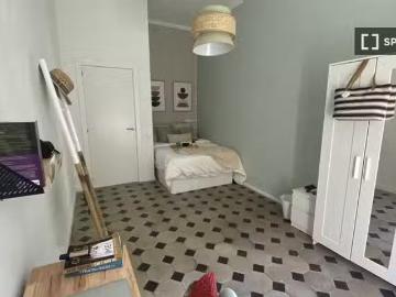 Encantador Se alquila habitación en piso de 5 habitaciones en.
