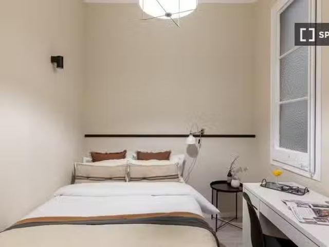 Único Se alquila habitación en piso de 7 habitaciones en Barce.