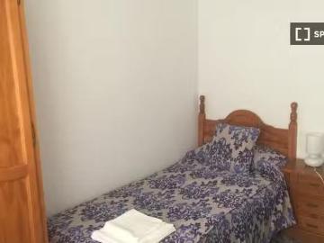 Bonito Se alquila habitación en piso de 8 habitaciones en Málaga