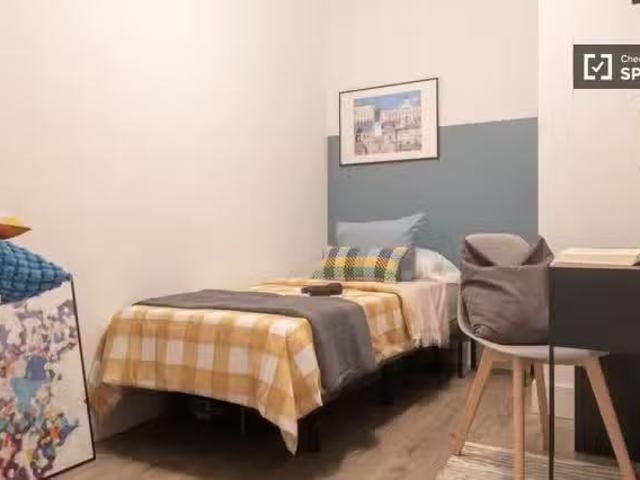 Único Se alquila habitación en piso de 9 habitaciones en Gran.