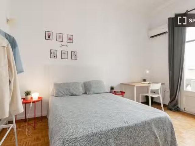 Nuevo Se alquila habitación en piso de 19 habitaciones en Eixa.