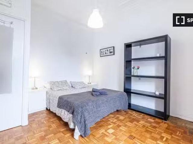 ¡Recién llegado! Se alquila habitación en piso de 19 habitacio.