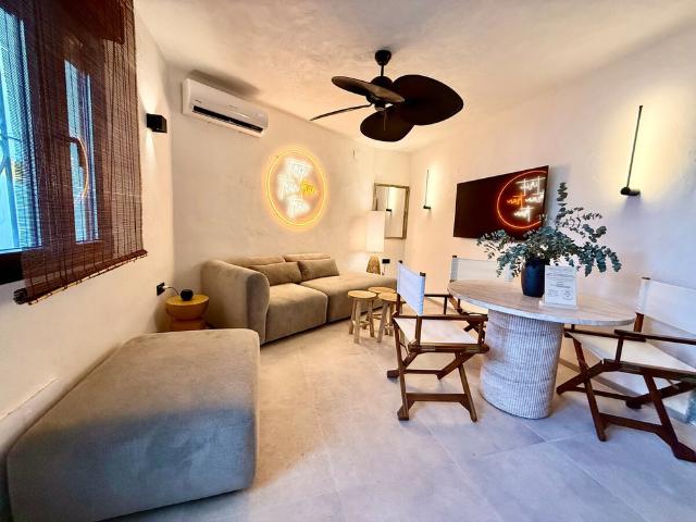 Recién reformado Tirititrán boutique a pie de play