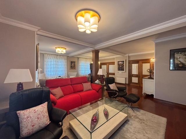 Reconquista. Exclusiva vivienda de 255 m2 con terraza, y vistas espectaculares a La Vega. AMUEBLADO COMPLETAMENTE con 3 dormitorios y 1 despacho. Garaje box y trastero