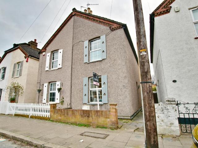 Recreation Road, Bromley BR2 2 bed semi detached house to rent £1,900 pcm £438 pw