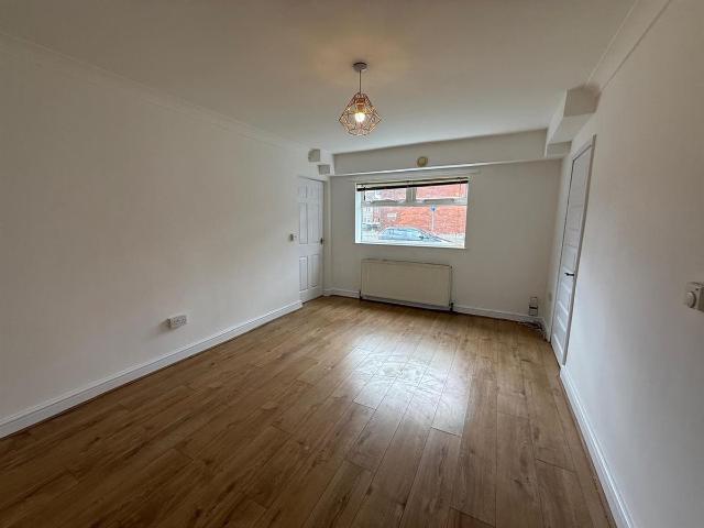 Recreation Street, Mansfield NG18, 2 bed flat to rent, £695 pcm | PrimeLocation