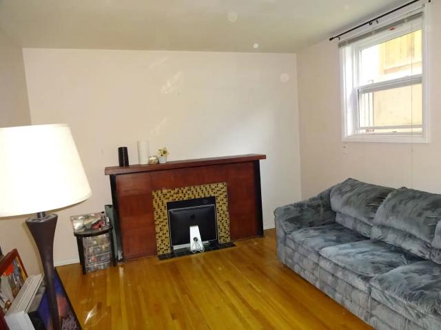 reduced dep Beltline 1 bedroomlower level walkup unit, $1080/mo+ electricity