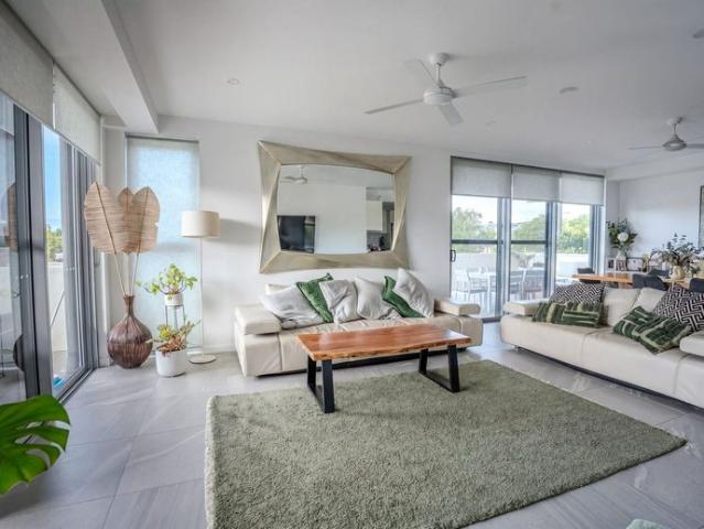 Reduced! 3 bed/2 Bath Ground Floor Unit with Large Patio